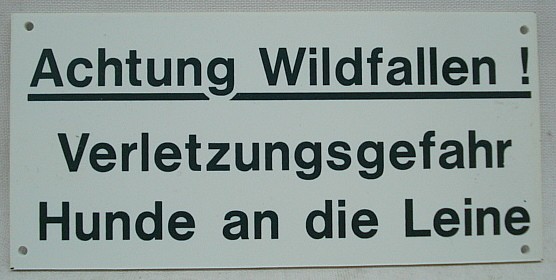 Hinweisschild Achtung Fallen -
